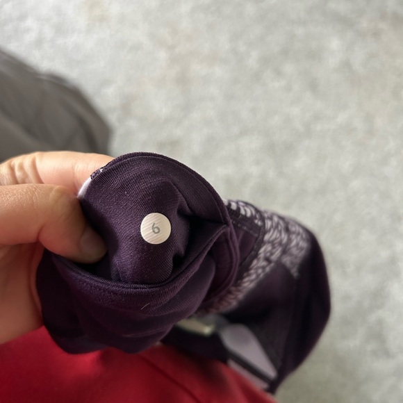 SIZE 6 LULULEMON PURPLE REVERSIBLE LEGGINGS - Picture 3 of 5